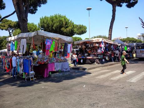 Le bancarelle di Piazza dei Cinquecento sono tutte abusive. Uno scandalo di cui vi abbiamo parlato mille volte si risolverà?