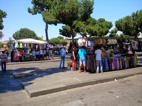 Le bancarelle di Piazza dei Cinquecento sono tutte abusive. Uno scandalo di cui vi abbiamo parlato mille volte si risolverà?