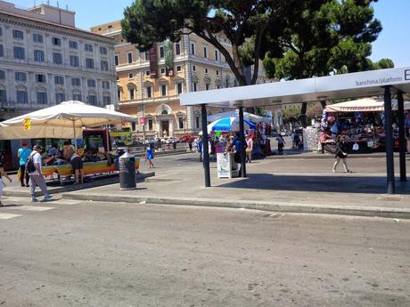 Le bancarelle di Piazza dei Cinquecento sono tutte abusive. Uno scandalo di cui vi abbiamo parlato mille volte si risolverà?