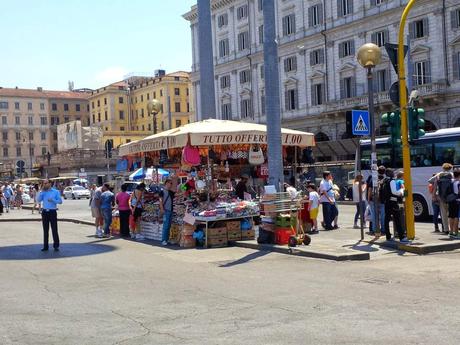 Le bancarelle di Piazza dei Cinquecento sono tutte abusive. Uno scandalo di cui vi abbiamo parlato mille volte si risolverà?