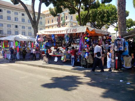 Le bancarelle di Piazza dei Cinquecento sono tutte abusive. Uno scandalo di cui vi abbiamo parlato mille volte si risolverà?