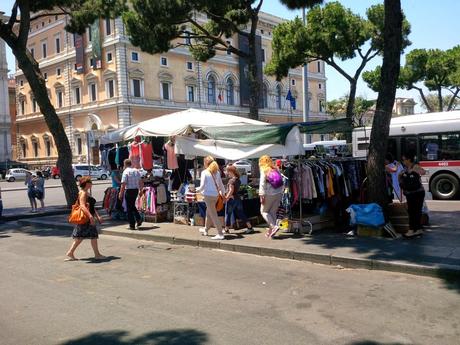 Le bancarelle di Piazza dei Cinquecento sono tutte abusive. Uno scandalo di cui vi abbiamo parlato mille volte si risolverà?