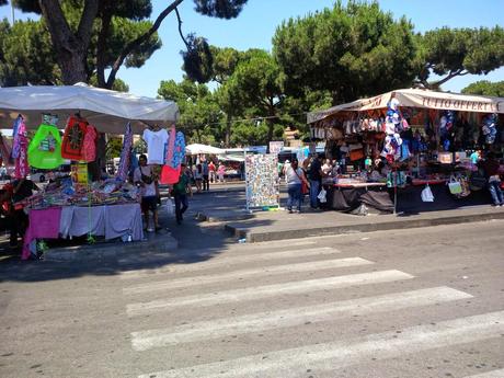 Le bancarelle di Piazza dei Cinquecento sono tutte abusive. Uno scandalo di cui vi abbiamo parlato mille volte si risolverà?