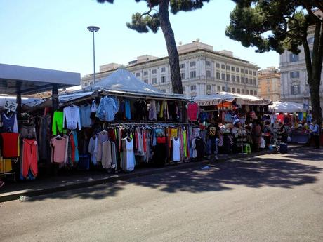 Le bancarelle di Piazza dei Cinquecento sono tutte abusive. Uno scandalo di cui vi abbiamo parlato mille volte si risolverà?