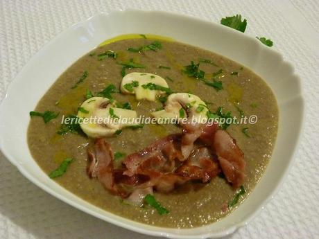 Vellutata di funghi con porcini e croccante di pancetta affumicata