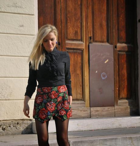 outfit camicia nera pimkie outfit camicia con rouches outfit skort stampa a fiori abbinamenti stampa a fiori outfit febbraio 2015 outfit invernali outfit shorts e camicia sandali di inverno sandali schutz orecchini jewels couture come indossare i sandali in inverno come abbinare i sandali in inverno mariafelicia magno fashion blogger colorblock by felym fashion blog italiani fashion blogger italiane blog di moda italiani blogger italiane mariafelicia magno abbinamenti stampa a fiori outfit stampa a fiori winter outfits how to wear floral print shorts and sandals how to wear sandals in winter miss rebel fashion bloggers italy blonde girl italian girl blue eyes rossetto rosa mac ragazze bionde modelle bionde blondie blogger italiane di moda 