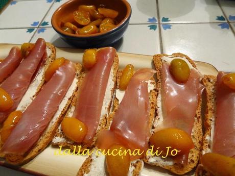 Crostini con tonno affumicato e kumquat caramellati