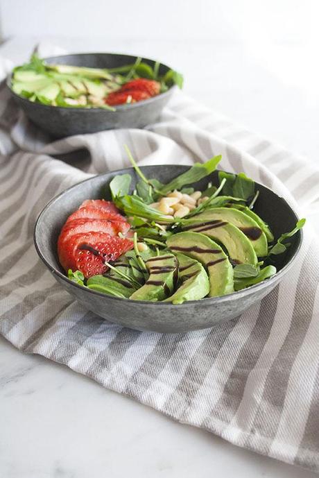 Insalata di rucola con fragole e avocado 