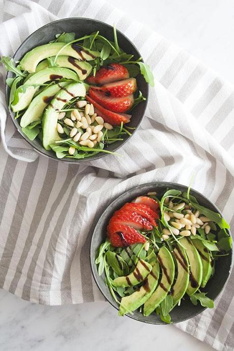 Insalata di rucola con fragole e avocado 