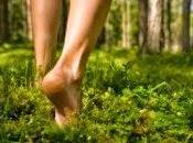 Earthing, camminare piedi nudi curarsi terra