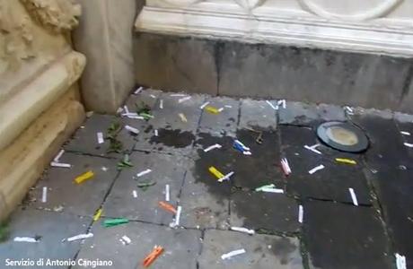 Video. La “Fontana delle zizze” ridotta a pattumiera di mollette per i panni