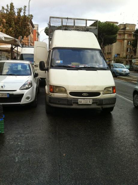 Una città trasformata, umiliata, ferita, trasfigurata dalle bancarelle. 10 foto da Furio Camillo stuprato da un format commerciale impensabile al mondo. E il vero motivo per cui qui l'Appia si blocca sempre