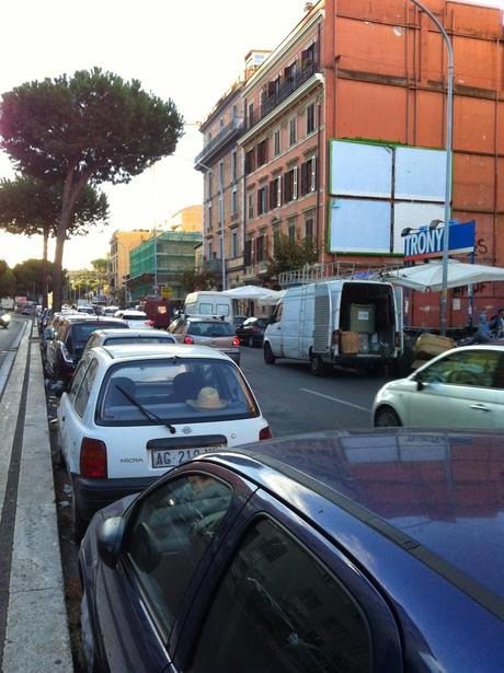 Una città trasformata, umiliata, ferita, trasfigurata dalle bancarelle. 10 foto da Furio Camillo stuprato da un format commerciale impensabile al mondo. E il vero motivo per cui qui l'Appia si blocca sempre