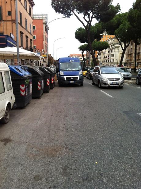 Una città trasformata, umiliata, ferita, trasfigurata dalle bancarelle. 10 foto da Furio Camillo stuprato da un format commerciale impensabile al mondo. E il vero motivo per cui qui l'Appia si blocca sempre