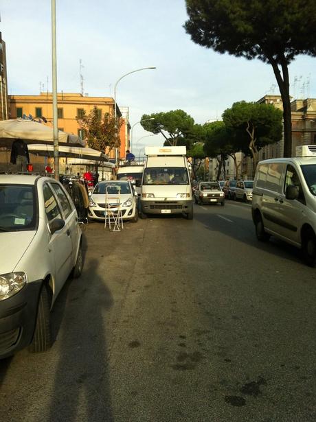 Una città trasformata, umiliata, ferita, trasfigurata dalle bancarelle. 10 foto da Furio Camillo stuprato da un format commerciale impensabile al mondo. E il vero motivo per cui qui l'Appia si blocca sempre