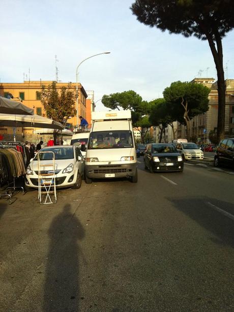 Una città trasformata, umiliata, ferita, trasfigurata dalle bancarelle. 10 foto da Furio Camillo stuprato da un format commerciale impensabile al mondo. E il vero motivo per cui qui l'Appia si blocca sempre