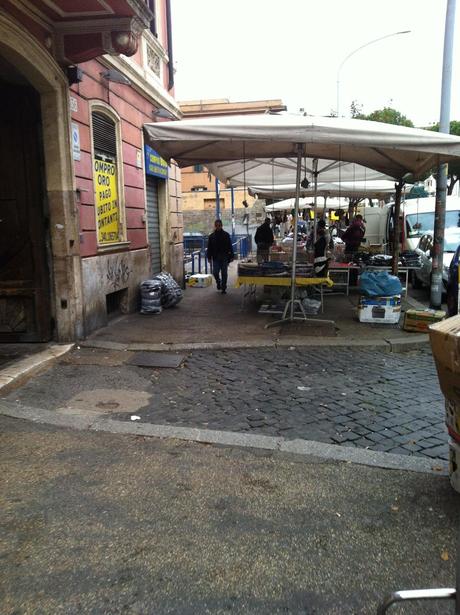 Una città trasformata, umiliata, ferita, trasfigurata dalle bancarelle. 10 foto da Furio Camillo stuprato da un format commerciale impensabile al mondo. E il vero motivo per cui qui l'Appia si blocca sempre