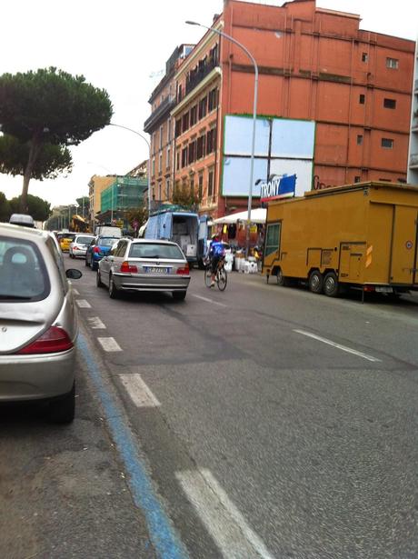 Una città trasformata, umiliata, ferita, trasfigurata dalle bancarelle. 10 foto da Furio Camillo stuprato da un format commerciale impensabile al mondo. E il vero motivo per cui qui l'Appia si blocca sempre