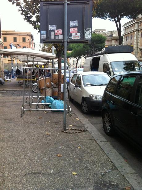 Una città trasformata, umiliata, ferita, trasfigurata dalle bancarelle. 10 foto da Furio Camillo stuprato da un format commerciale impensabile al mondo. E il vero motivo per cui qui l'Appia si blocca sempre