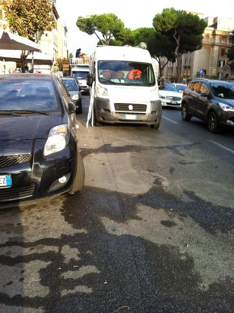 Una città trasformata, umiliata, ferita, trasfigurata dalle bancarelle. 10 foto da Furio Camillo stuprato da un format commerciale impensabile al mondo. E il vero motivo per cui qui l'Appia si blocca sempre