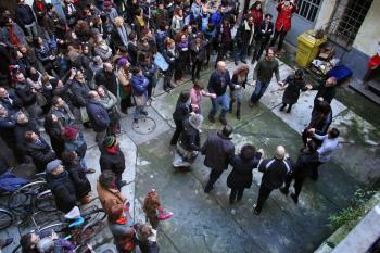 Un momento di ballo nel cortile di via dei mercanti 3