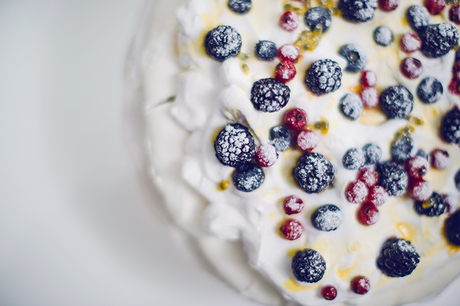 #INGORDO - Pavlova ai lamponi, mirtilli, ribes e passion Fruit