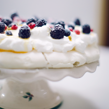 #INGORDO - Pavlova ai lamponi, mirtilli, ribes e passion Fruit