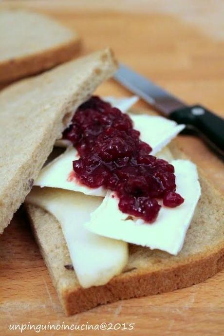 Toast con pere, brie e marmellata di mirtilli rossi 