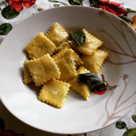 Ravioli ripieni di spinaci e prosciutto