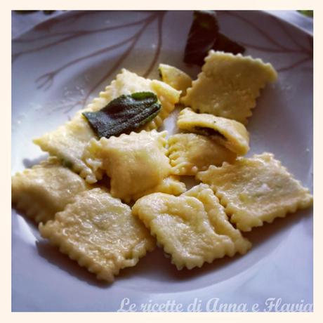 Ravioli ripieni di spinaci e prosciutto