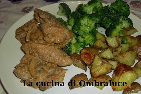 Straccetti di maiale in salsa di funghi con patate e broccoli