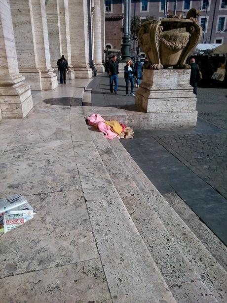 Roma Termini e Piazza dei Cinquecento: capolinea dell'umanità. 80 foto strazianti per provare a rendersi conto di come è ridotta la zona più importante della città