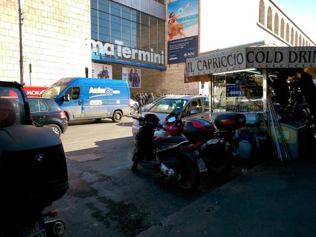 Roma Termini e Piazza dei Cinquecento: capolinea dell'umanità. 80 foto strazianti per provare a rendersi conto di come è ridotta la zona più importante della città