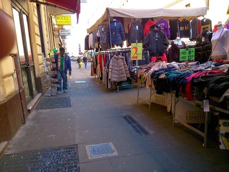 Roma Termini e Piazza dei Cinquecento: capolinea dell'umanità. 80 foto strazianti per provare a rendersi conto di come è ridotta la zona più importante della città