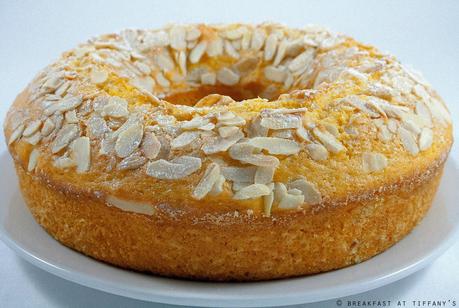 Ciambellone agli agrumi con yogurt e mandorle / Citrus fruits ring-shaped cake with yogurt and almonds