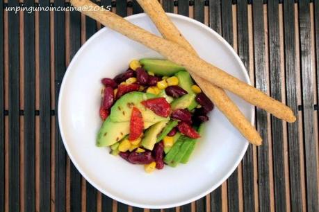 Insalata di avocado, fagioli rossi e mais