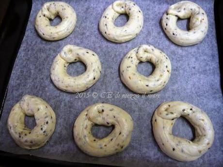 Tarallini al sesamo bicolore con l'impasto base nr.12 della Cuochina