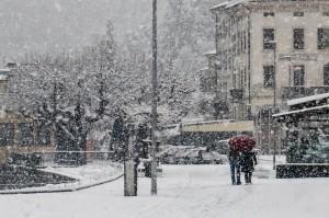 Il nuovo tratto di lungolago a Luino, sullo sfondo Piazza Libertà e l'hotel Ancora (facebook.com - © Alessandro Bordin)