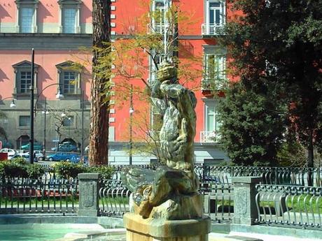 Passeggiando per Napoli: la bellezza storica di piazza Cavour