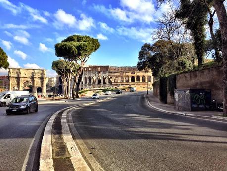 L'assurda storia della centralina elettrica Acea abbandonata davanti al Colosseo e al Palatino