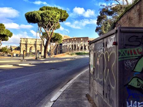 L'assurda storia della centralina elettrica Acea abbandonata davanti al Colosseo e al Palatino