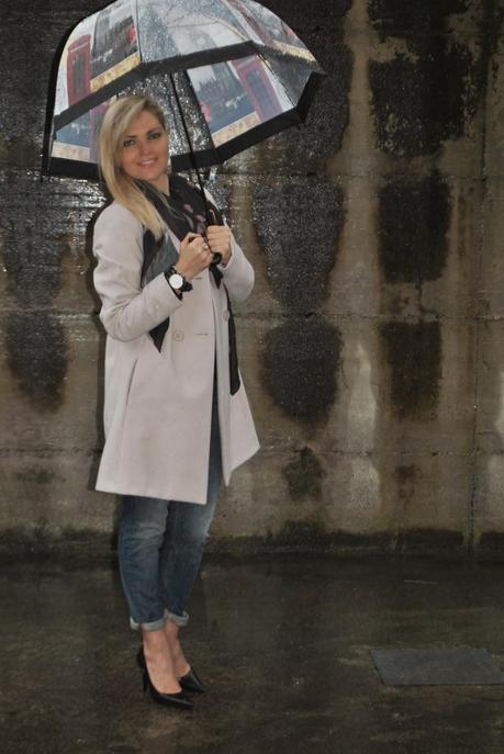 OUTFIT UNDER THE RAIN: JEANS, HEELS AND LADY LIKE COAT