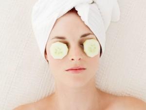 Cucumber-slices-eye-bag-treatment-300x225