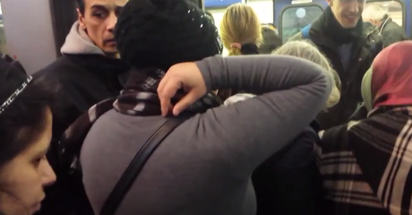 Video. Tornati i commandos di ladri minorenni sotto la metro. Intanto i vigilantes prendono il sole fuori alla stazione