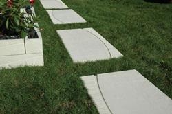 Vialetto a lastre di calcestruzzo