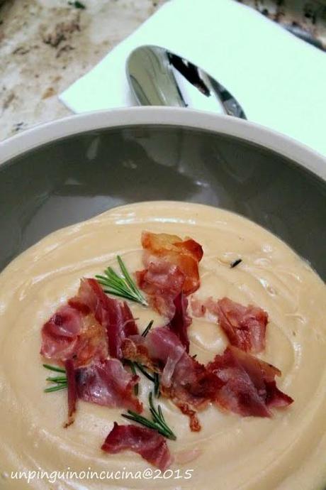 Crema di farina di ceci e castagne con speck croccante e rosmarino