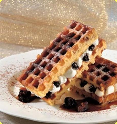 Gaufre tipica del nord con prugne e panna