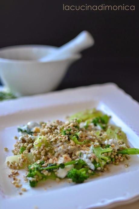 insalata di broccoli e grano saraceno guarnita con dukkah