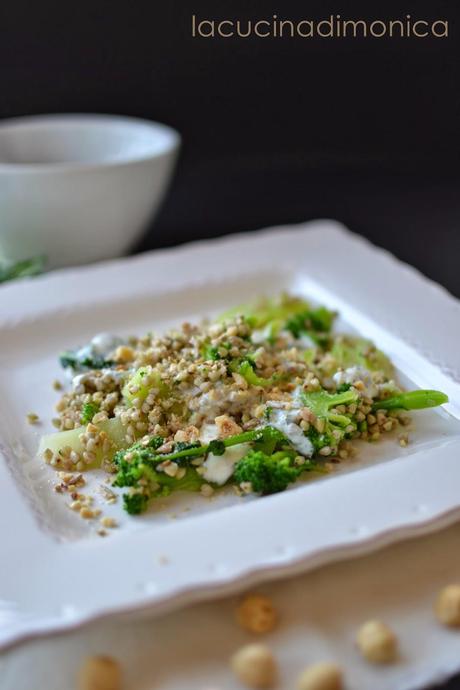 insalata di broccoli e grano saraceno guarnita con dukkah