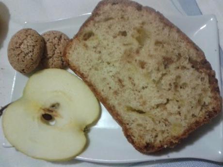 PLUMCAKE CON MELE E AMARETTI